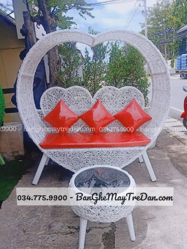 
								Ghế chụp hình ngoài trời hình trái tim GN421